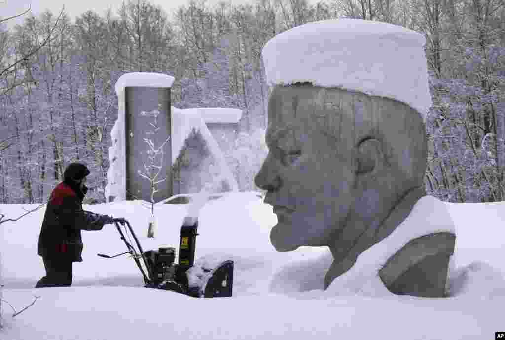 در بیرون شهر سن پترزبورگ روسیه، این کارگران برف سنگین از اطراف مجسمه ولادیمیر لنین رهبر انقلاب ۱۹۱۷ روسیه و بنیانگذار دولت اتحاد جماهیر شوروی سوسیالیستی پاک می کنند.