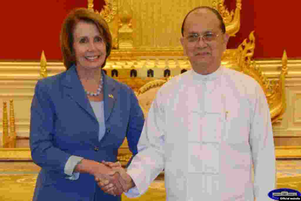 အေမရိကန္ေအာက္လႊတ္ေတာ္ လူနည္းစုေခါင္းေဆာင္ Nancy Pelosi ဦးေဆာင္တဲ့ ကိုယ္စားလွယ္အဖြဲ႔ဟာ ေနျပည္ေတာ္မွာ သမၼတဦးသိန္းစိန္နဲ႔ ဧၿပီလ ၁ ရက္ ၂၀၁၅ ဗုဒၶဟူးေန႔က ေတြ႔ဆံု (ဓာတ္ပံု - ျမန္မာသမၼတ႐ံုး၀ပ္ဆုိဒ္)