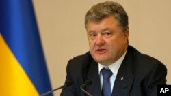 Presiden Ukraina, Petro Poroshenko mendesak agar Rusia dimintai pertanggunganjawaban atas jatuhnya pesawat MH17 (foto: dok).