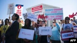 Des manifestants devant la Cour suprême à Washington D.C., le 3 octobre 2017.