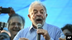 Ansyen Prezidan Luiz Inacio Lula da Silva ki tap pale nan yon manifestasyon an favè li nan vil Porto Alegre, o Brezil, madi 23 janvye 2018 la.