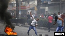 Manifestants palestiniens lancant des pierres sur les soldats israéliens lors d'affrontements dans la ville d'Hébron en Cisjordanie, 23 octobre 2015. (Reuters photo)