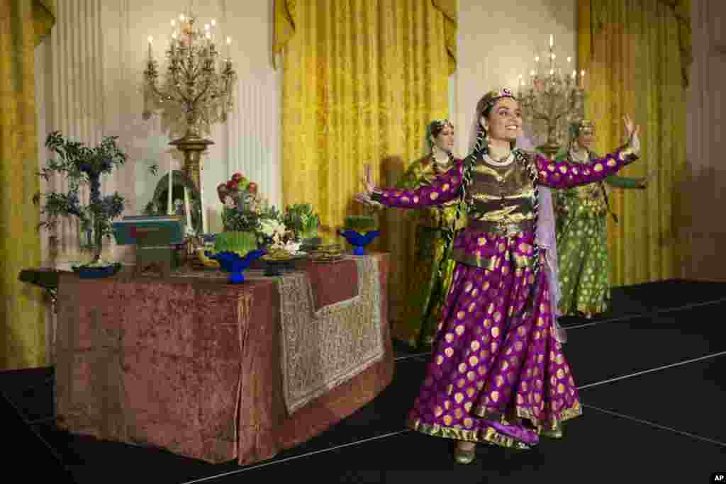 برنامه رقص ایرانی و اقوامی که نوروز را جشن می گیرند، یکی از بخش های جذاب مراسم نوروزی امسال در کاخ سفید بود.