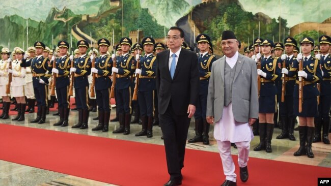 2018年6月21日，在北京人民大会堂举行的欢迎仪式上，尼泊尔总理奥利与中国总理李克强检阅仪仗队 。