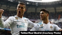Cristiano Ronaldo, à gauche, célèbre avec son co-équipier la victoire 5-0 du Real Madrid contre Séville, au stade Bernabéu, Espagne, 9 décembre 2017. (Twitter/Real Madrid).