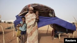 Hoton Zeinab Mint Hama, 25, da yaranta Zuber (hagu), Bon Oumar (na biyu a hagu) and Seydna Ali a sansanin 'yan gudun hijira mai Mbera refugee camp a kudancin Mauritania, May 23, 2012. 
