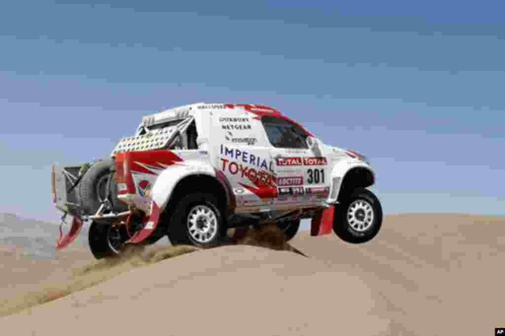 South Africa's Giniel De Villiers and co-pilot Germany's Dirk Zitzewitz drive their Toyota during the seventh stage of the fourth South American edition of the Dakar Rally 2012, in Copiapo January 7, 2012. REUTERS/Jacky Naegelen (Chile - Tags: SPORT MOTO