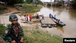 Tentara Thailand berjaga-jaga di Sungai Kolok, bagian selatan provinsi Narathiwat province. (Foto: Dok)