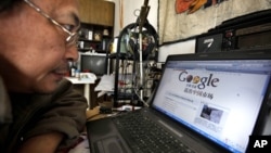 Award winning Chinese blogger Lao Hu Miao, or Zhang Shihe, a critic of China's internet censorship, looks at a webpage with the Chinese words "Google considers leaving the Chinese market" in Beijing, March 23, 2010. 