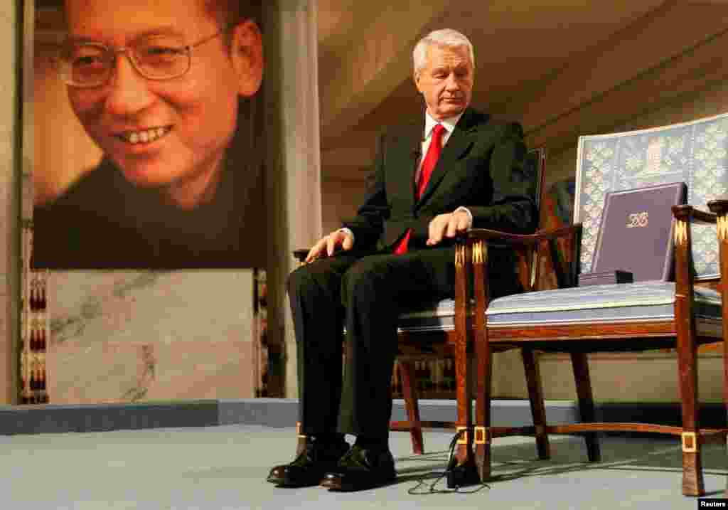 在向刘晓波授予诺贝尔和平奖的颁奖典礼上，挪威诺贝尔委员会主席亚格兰身旁的空椅子本应是诺贝尔和平奖得主刘晓波的座位。 （2010年12月10日） 