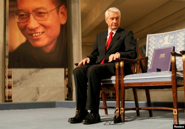 诺贝尔委员会在向刘晓波颁奖的典礼上摆了一把空椅子，象征身陷囹圄的刘晓波。（2010年12月10日）