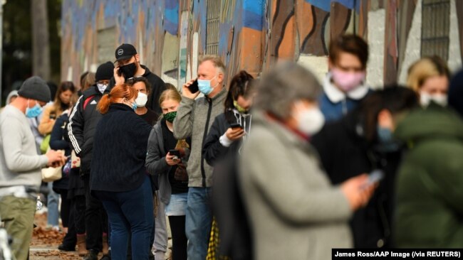 Orang-orang antre untuk tes COVID-19 di sebuah fasilitas tes di Melbourne seiring dengan merebaknya klaster kasus-kasus baru, Rabu, 26 Mei 2021. (Foto: James Ross/AAP Image via Reuters)