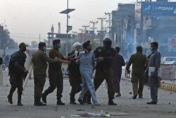 Polisi menahan seorang pendukung Tehreek-e-Labbaik Pakistan (TLP) selama protes di Lahore pada 12 April 2021, setelah penangkapan pemimpin mereka, yang menyerukan pengusiran duta besar Perancis. (Foto: AFP/Arif Ali)