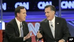 ທ່ານ Santorum (ຊ້າຍມື) ທ່ານ Romney (ຂວາມື) ຜູ້ສະມັກເປັນ ປະທານາທິບໍດີສະຫະລັດອາເມຣິກາ ທີ່ມີຄະແນນນໍາໜ້າ ກໍາລັງໂຕ້ວາທີກັນ ຢ່າງດຸເດືອດ