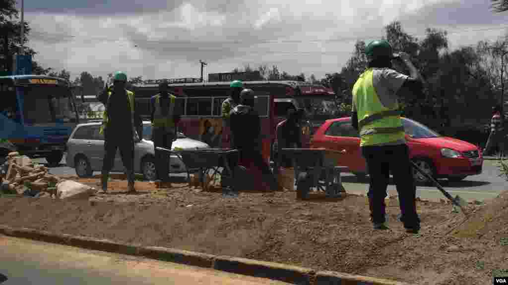 Trabalhadores preparam rodavia Uhuru para a primeira visita do Presidente Barack Obama.