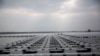 ARCHIVO - La técnica de instalación de paneles solares sobre superficies de agua comenzó en Europa a principios de 2016 y ahora se baraja como alternativa de bajo costo y eficaz para la creación de energía renovable y amigable con el medioambiente en EEUU. 