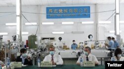 资料照片：美国卫生部长阿扎尔(左2)2020年8月11日参访台湾一家口罩机工厂(取自阿扎尔推特)