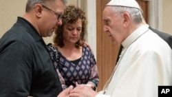 El papa Francisco consuela a Nick y Jodi Solomon, los padres de Beau Solomon, el estudiante estadounidense muerto en Roma.