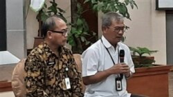 Juru bicara kasus virus korona atau Covid-19, dr. Achmad Yurianto (kanan) dalam jumpa pers di Jakarta, Selasa (3/3). (VOA/Fathiyah)