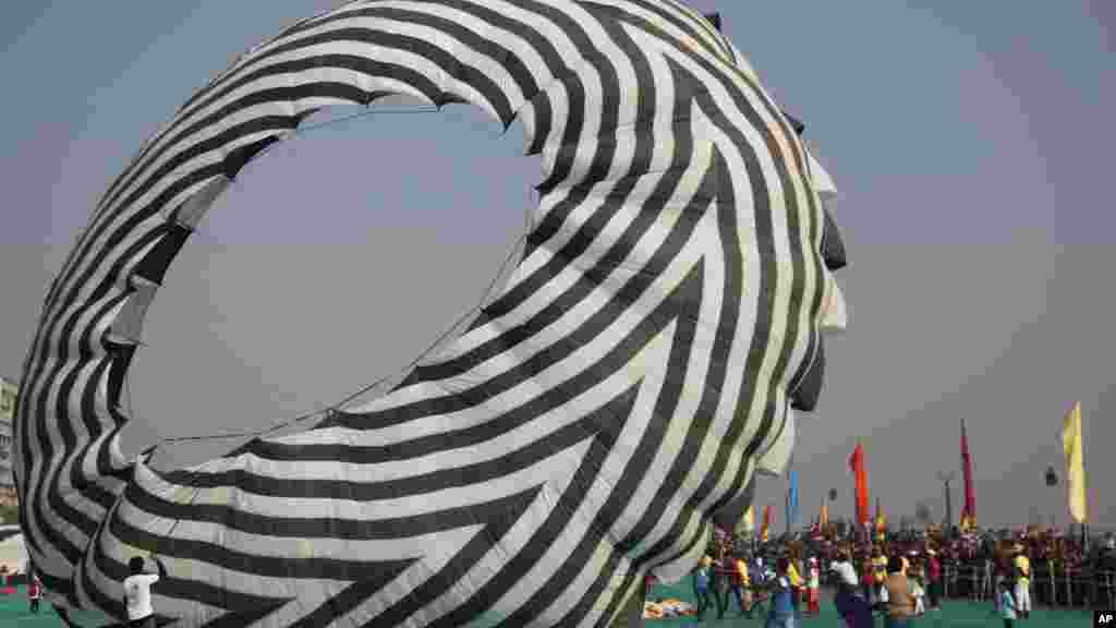 ካይት (kite)በህንድ አህማዳባድ (Ahmadabad, India)ከተማ በተካሄደ ፌስቲቫል 