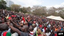 Des partisans de l'opposition malawite défilent devant le parlement malawien lors d'une manifestation contre la réélection du président, le 4 juillet 2019 à Lilongwe.