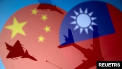 资料图片：中国与台湾旗帜和战机图示