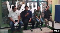 Dari ki-ka: Manager Kajian Eksekutif Walhi, Boy Even Sembiring, moderator, Manager Kampanye Perkotaan Walhi Dwi Sawung, Manager Kampanye Kedaulatan Pangan Walhi Wahyu Perdana, dalam Konferensi Pers di kantornya, Jakarta, Rabu (20/2) (VOA/Ghita).