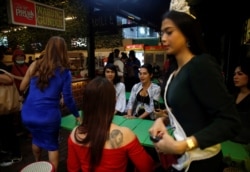 Sejumlah transpuan di sebuah kafe di Jakarta, 8 Februari 2018. (Foto: Beawiharta/Reuters)