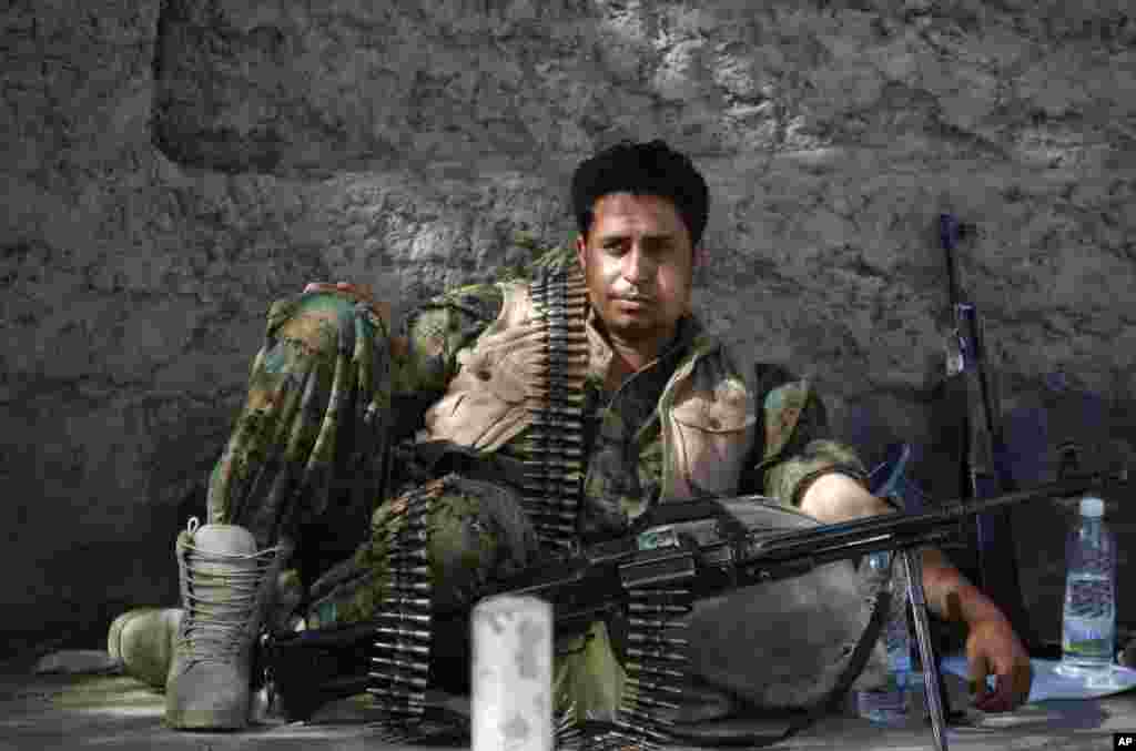 A Shiite rebel, known as a Houthi, chews qat leaves, an amphetamine-like stimulant, as he waits near the site of a demonstration against an arms embargo imposed by the U.N. Security Council on Houthi leaders, in Sana&#39;a, April 16, 2015.