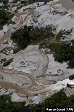 Foto udara yang diambil pada tanggal 7 Juni 2012 di Kalimantan Tengah ini menunjukkan operasi penambangan emas ilegal di sungai di mana penggunaan merkuri oleh penambang mencemari sungai dan tanah yang menyebabkan kerusakan lingkungan. (Foto: AFP)