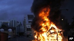 Un bus en feu à Croydon, dans le sud de Londres, le 9 août 2011