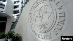 ARHIVA - Ulaz u zgradu MMF-a u Vašingtonu