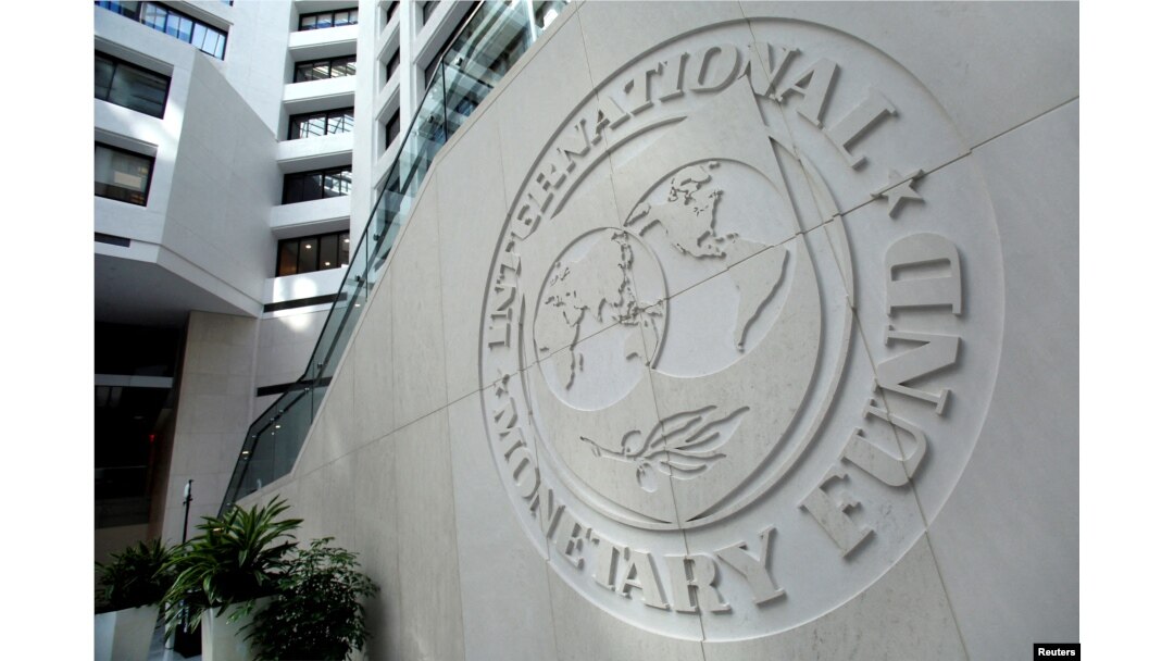 Logo Dana Moneter Internasional (IMF) terlihat di dalam kantor pusatnya pada akhir pertemuan tahunan IMF/Bank Dunia di Washington, AS, 9 Oktober 2016. (REUTERS/Yuri Gripas/File Photo IMF)