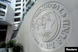 Logo Dana Moneter Internasional (IMF) terlihat di dalam kantor pusatnya pada akhir pertemuan tahunan IMF/Bank Dunia di Washington, AS, 9 Oktober 2016. (REUTERS/Yuri Gripas/File Photo IMF)
