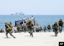 Marinir Filipina dan AS menyerbu pantai sebagai bagian dari latihan pendaratan amfibi selama latihan gabungan AS-Filipina selama dua minggu. (Foto: AP)