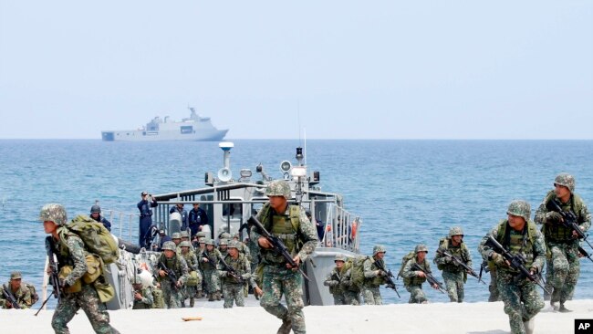 菲律宾与美国海军陆战队2018年5月9日在菲律宾面向南中国海处进行两栖登陆联合演习。(资料照) 