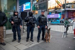 Polisi kota New York (NYPD) menjaga ketat kawasan Times Square, New York City, 30 Desember 2021. (AP)