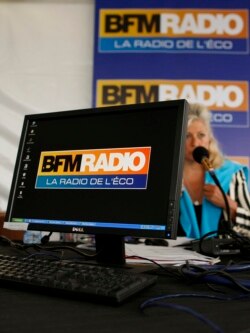 Seorang jurnalis bekerja di studio BFM Radio Perancis selama di kampus HEC School of Management di Jouy-en-Josas, dekat Paris, 3 September 2009, sebagai ilustrasi. (Foto: Reuters/Benoit Tessier)