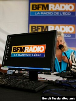 Seorang jurnalis bekerja di studio BFM Radio Perancis selama di kampus HEC School of Management di Jouy-en-Josas, dekat Paris, 3 September 2009, sebagai ilustrasi. (Foto: Reuters/Benoit Tessier)