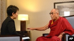 VOA's Xin Chen interviews the Dalai Lama at the Washington Hilton Hotel in Washington, D.C., July 12, 2011.