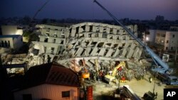 Emergency rescuers continue to search for the missing in a collapsed building from an earthquake in Tainan, Taiwan, Feb. 7, 2016. 