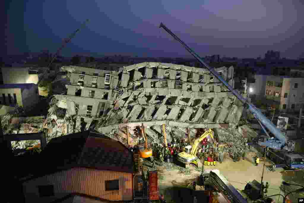 타이완 남부에서 발생한 규모 6.4의 강진으로, 타이난의 고층 빌딩이 옆으로 쓰러졌다. 구조대원들이 수색과 구조 작업을 벌이고 있다.