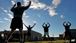 미국 위스콘신주의 육군 모병소에서 과체중인 지원자들이 모병관의 지도에 맞춰 운동을 하고 있다. 이들은 기한 내에 기준 체중까지 감량해야 입대가 가능하다. (자료사진)