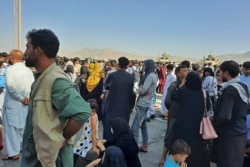 Kabil havalimanında binlerce kişi beklemeye devam ediyor