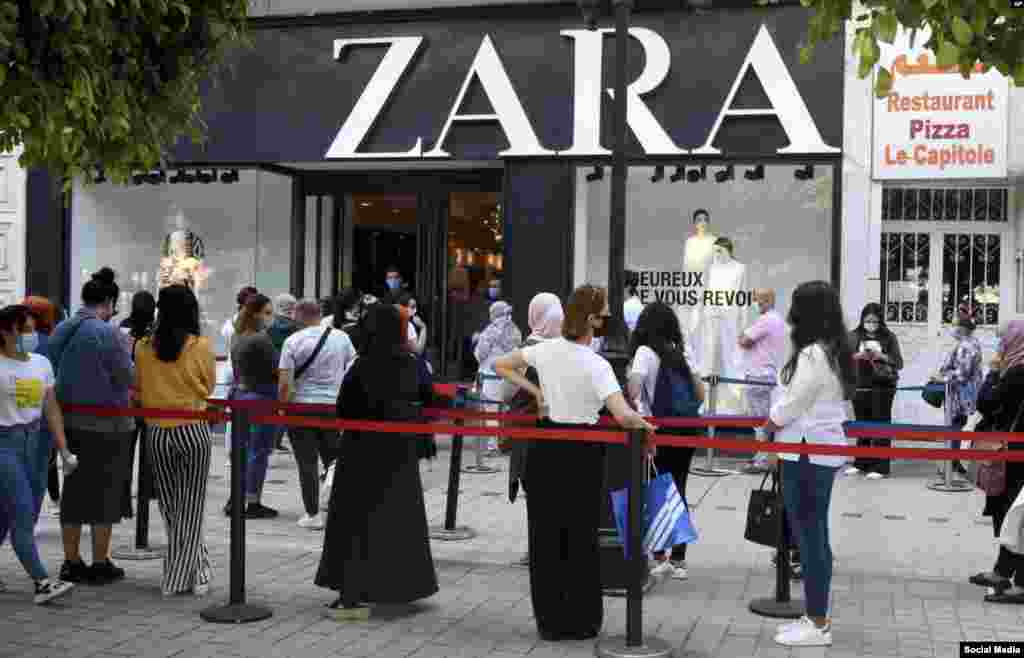 در تونس، گروهی از مردم برای خرید از یک فروشگاه زارا صف بسته&zwnj;اند.