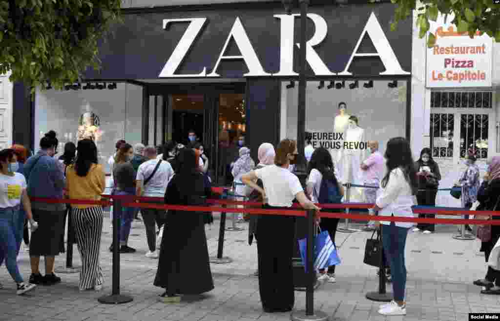 در تونس، گروهی از مردم برای خرید از یک فروشگاه زارا صف بسته‌اند.