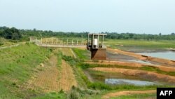 Le barrage Asseche de la Compagnie de Distribution d'Eau de Côte d'Ivoire (SODECI) Agoua-Yaokro près de Bouaké, 11 avril 2018.