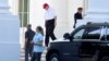 El presidente de EE.UU., Donald Trump, vestido para jugar golf, parte de la Casa Blanca hacia su Trump National Gold Club en Sterling, Virginia, el domingo 14 de julio de 2019.