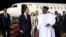 Le président français Emmanuel Macron et la ministre française de la Défense, Florence Parly, sont accueillis par le président du Niger Mahamadou Issoufou à leur arrivée à l'aéroport de Niamey le 22 décembre 2017.