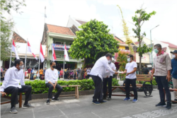 Menko Perekonomian Airlangga Hartarto menyerahkan bantuan BT-PKLW. (Foto: Courtesy/Humas Pemda Yogya)